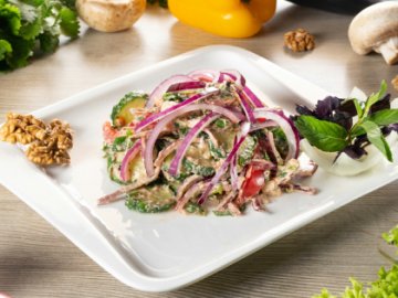 Овощной салат с грецким орехом