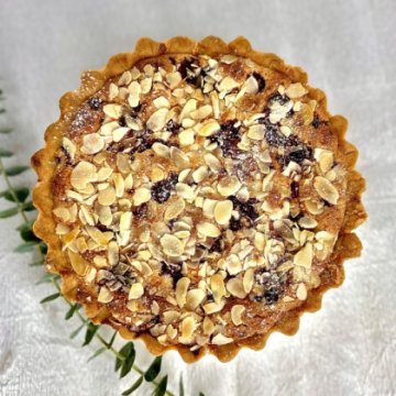 Песочный с малиной с миндальным кремом