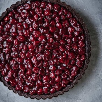 Песочный шоколадный тарт с вишней