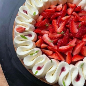 Песочный тарт «Крем + клубника»