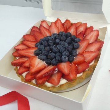 Песочный тарт с клубникой и голубикой