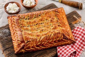 Пирог бородинский с творогом и клюквой