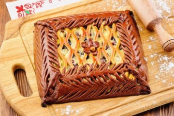 Пирог бородинский с творогом и клюквой