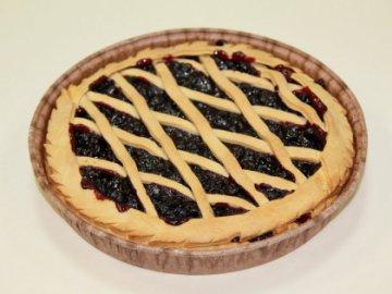 Пирог песочный с черной смородиной