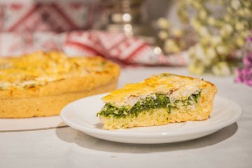 Пирог песочный с курицей, шпинатом и сыром