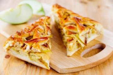 Пирог постный с яблоком и корицей