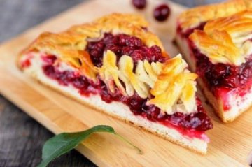 Пирог постный с клубникой