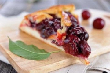 Пирог постный с вишней