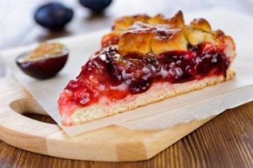 Пирог постный со сливой