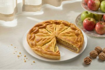 Пирог с яблоком и орехом
