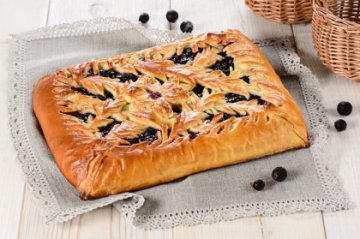 Пирог с чёрной смородиной