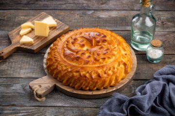 Пирог с говядиной, сыром и кинзой