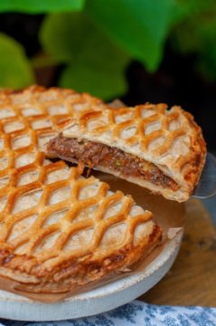 Пирог с говяжьими щечками и овощами (закрытый)