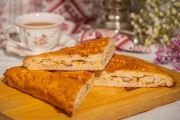 Пирог с капустой, горбушей и соленым огурцом