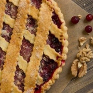 Пирог с клюквой и грецким орехом