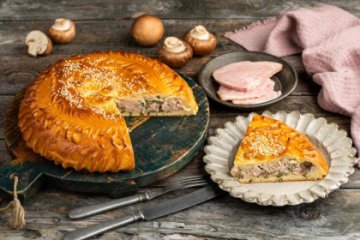 Пирог с копченым сыром, грибами и ветчиной