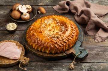 Пирог с копченым сыром, грибами и ветчиной