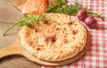 Пирог с красной рыбой и шпинатом