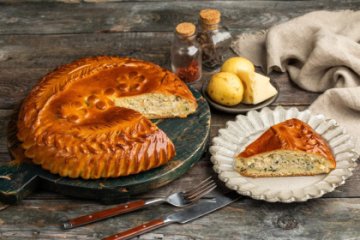 Пирог с курицей, картофелем и сыром