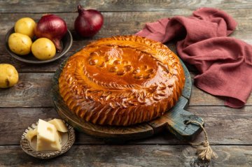 Пирог с курицей, картофелем и сыром