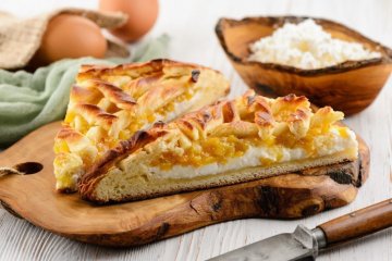 Пирог с персиком и творогом