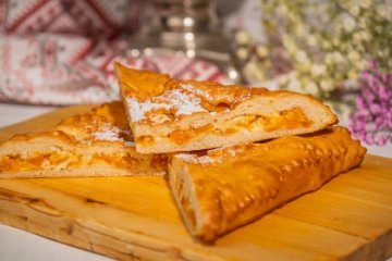 Пирог с творогом, курагой и изюмом