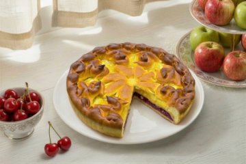 Пирог с вишней и яблоком