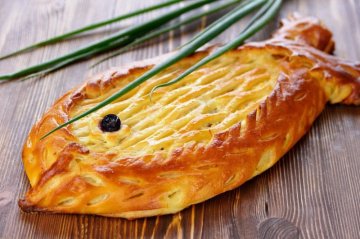 Пирог со слабосолёной сельдью и сметаной