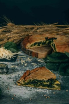 Пирог со шпинатом и сыром сулугуни