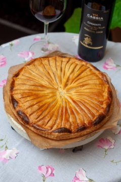 Пирог закрытый с курицей, брокколи и моцареллой