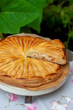 Пирог закрытый с курицей, брокколи и моцареллой