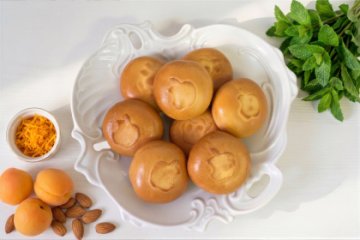 Пирожки десертные с абрикосами, миндалем, апельсиновой цедрой и мятой