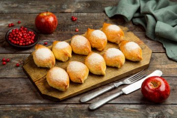 Пирожки с брусникой и яблоками 400гр