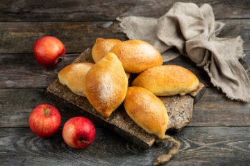 Пирожки с брусникой и яблоками 6шт