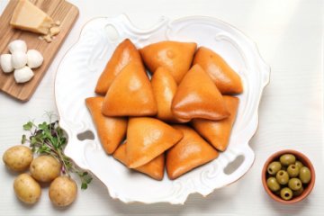 Пирожки с молодым картофелем, моцареллой, пармезаном, оливками и микро зеленью