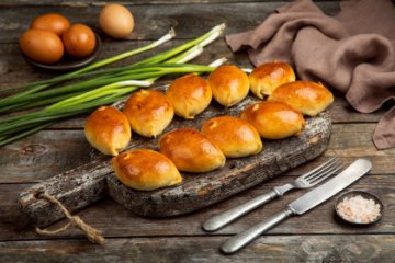 Пирожки с зеленым луком и яйцом 400гр