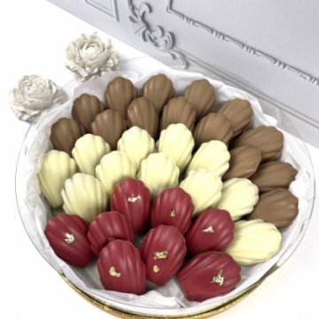 Пирожное «Мадлен» в розовом шоколаде