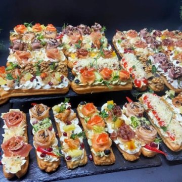 Платтер 20 закусочных эклеров