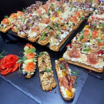 Платтер 40 закусочных эклеров