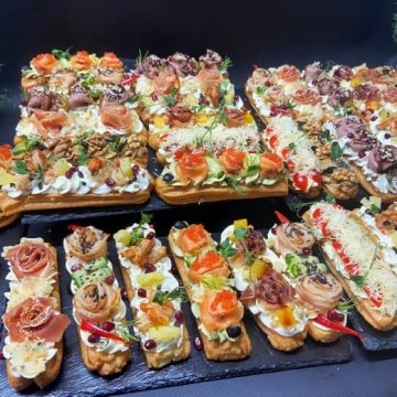 Платтер 40 закусочных эклеров