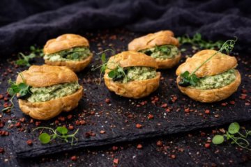 Профитроли с лососем и шпинатом