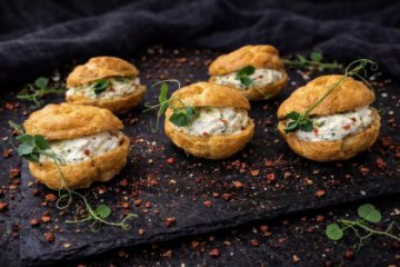 Профитроли с пепперони и чизом