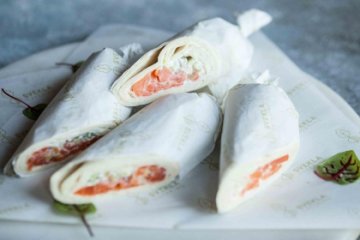 Ролл сэндвич с лососем, сливочным соусом, огурцом 8 шт.
