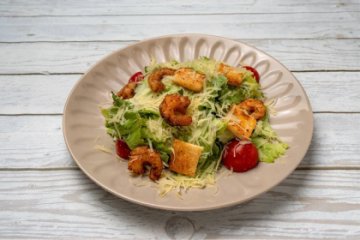 Салат Цезарь с креветками