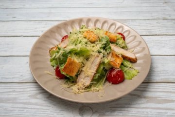 Салат Цезарь с курицей