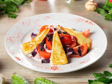 Салат из помидоров с жареным сулугуни