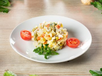 Салат «Оливье» с курицей «Столичный»