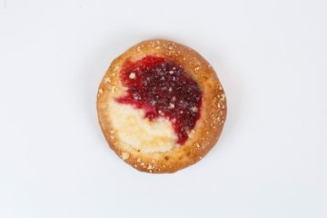 Шаньга с брусникой и творогом
