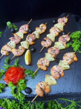 Шашлычки креветки в беконе с ананасом 