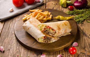 Шаурма с говядиной и картошкой фри с перчиком